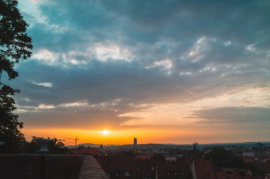 Şehir üzerinde Sabah Güneşinin Doğuşu