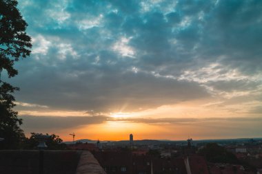 Güzel Yumuşak Gün Işığı Bulutların arasından şehrin üzerinde parlıyor