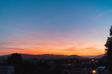 Sabahın erken saatlerinde Horizon 'da Coloerful Güneş Işığı