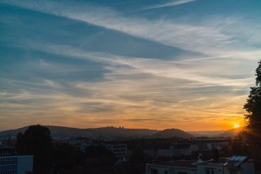 Gündoğumu Sabahın erken saatleri Skyline 'ı aydınlatıyor