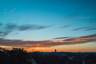 Gün ışığından hemen önce Sabah Gökyüzü Şehrin üzerinde