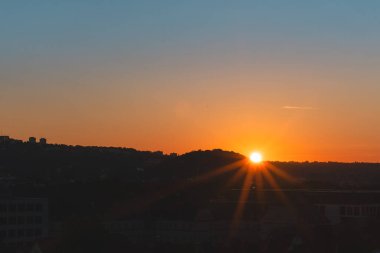 Ufuk çizgisindeki Dağ Ufkunda Parlayan Güneş Işığı