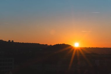 Ufuk çizgisinde Ufuk Dağı 'nın üzerinde parlayan yumuşak güneş ışığı.