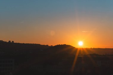 Parlak güneş ışığı Ufuk çizgisinde, Dağ Ufkunda usulca parlıyor.