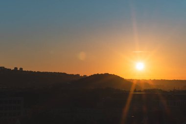 Parlak Sabah Güneş Işığı Manzaranın Ufkunda parlıyor