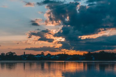 Güzel Gündoğumu Bulutların Arasında Parlıyor Sessiz Nehrin Üzerinde
