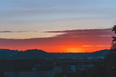 Kırmızı ve Mor Gün Işığı Arkaplanda Gündoğumundan Önce Sabah Erken