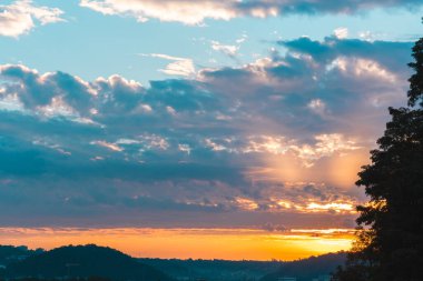 Gün doğumu bulutların arasından parlıyor Sabahın erken saatlerinde
