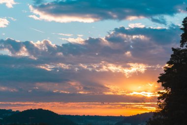 Coloerful Gündoğumu Gökyüzündeki Bulutların Arasında Sabah Erkenden Parlıyor