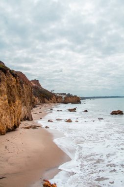 Kaliforniya 'daki El Matador Sahil Hattı Bulutlu Gök ve Deniz Suyu' nun Sahile gelişini izliyor