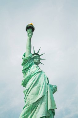 Arka planda Gökyüzü ile Tam Çekim Yapan Dikey Orta Yol 'da Önden Özgürlük Heykeli