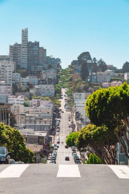 Lombard Caddesi 'nden San Francisco' daki ünlü Interst yerine kadarki manzaraya bakın. Yaya geçidinden başlıyor.