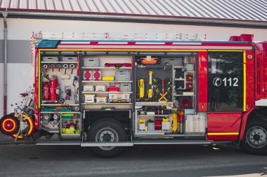 Açık Kapılı İtfaiye Aracı Operasyon Aletlerini Operasyonel Acil Durum 'da Göreve Hazır Gösteriyor