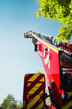 Yangın Kurtarma Merdiveni Bir İtfaiye Aracında Güneşli Gökyüzüne Yükseliyor