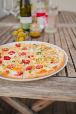 Taze Fransız Tarte Flambee Flammkuchen dilimleri