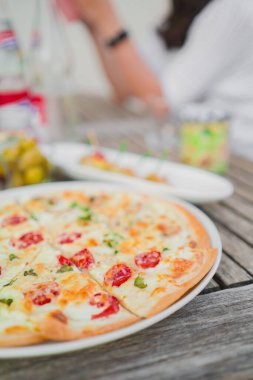Vejetaryen Fransız Tarte Flambe dilimleri
