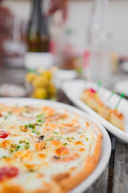 Taze Fransız Flammkuchen dilimleri ile Creme Fraiche