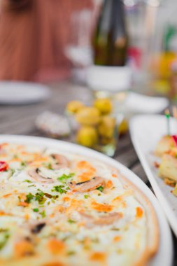 Creme Fraiche ve Mantarlı Taze Fransız Flammkuchen Dilimleri