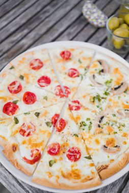 Taze Fransız Tarte Flambe dilimleri ile Creme Fraiche ve Domates