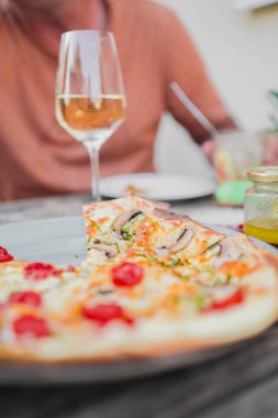 Geleneksel Fransız Tarte Flambee Flammkuchen ile Alsace 'den Creme Fraiche Bacon Soğan ve Sebzeler Güzel Bir Yaz Günü' nde Fırından Taze Çıktı