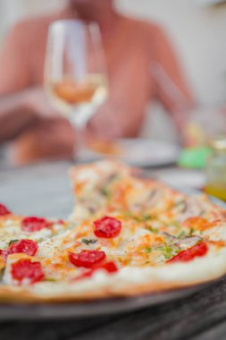 Taze Fransız Tarte Flambee ile Beyaz Şarap