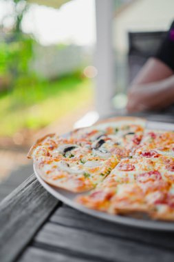 Taze Fransız Flammkuchen ile Creme Fraiche ve Tomatos