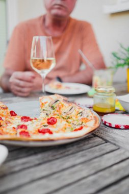Taze Fransız Flammkuchen ile Beyaz Şarap