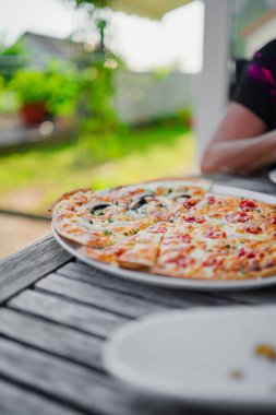 Flammkuchen ile Creme Fraiche ve Domates
