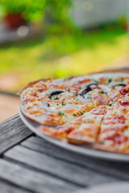 Taze Fransız Tarte Flambe ile Creme Fraiche ve Sebzeler