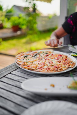 Fransız Tarte Flambe ile Creme Fraiche ve Sebzeler