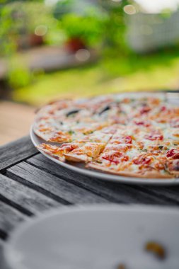 Taze Fransız Tarte Flambee ile Creme Fraiche ve Tomatos
