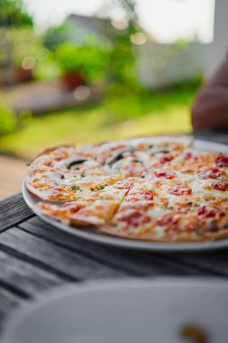 Taze Tarte Flambee ile Creme Fraiche ve Tomatos