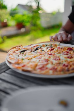 Taze Fransız Tarte Flambee ile Creme Fraiche ve mantarlı