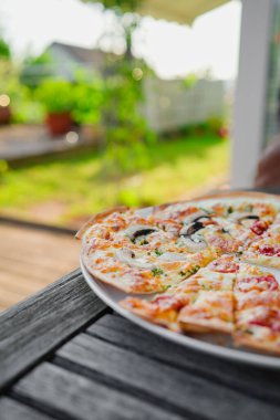 Taze Fransız Tarte Flambee ile Creme Fraiche yaz günü
