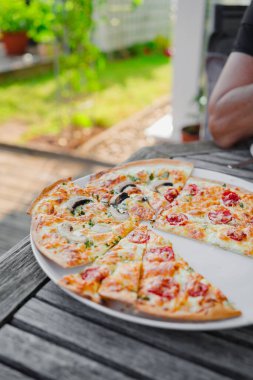 Tabaktaki Taze Tarte Flambee Dilimleri