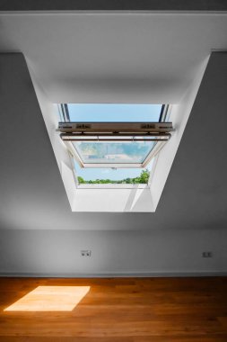 Emlak Minimalist Tavan Arası Penceresi Güneşli bir yaz gününde ahşap bir zeminin üzerinde açıldı Mavi Gök ve Doğa 'ya Bakış Alıyor