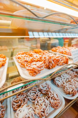 Kafedeki Tabakta Yabanmersinli Peynirli Kek