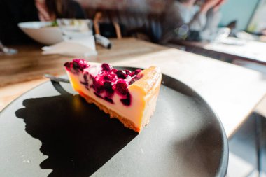 Güneş Işığında Yabanmersinli Cheescake