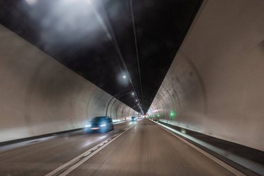 Bir Tünel Otobanı 'ndan Hızlı Sürme