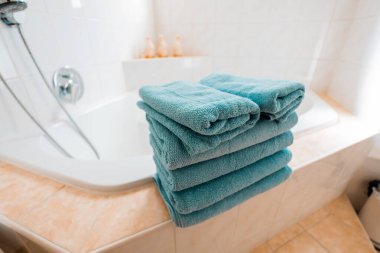 Türkiye Havlu Yığını Büyük Küvette Oturuyor