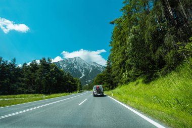 Tatil için Doğal Alp Dağları 'ndan Sokakta Yolculuk