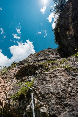 Alt Görünüm Bir Via Ferrata Tırmanma Taşı Çelik Tırmanma Kablosu
