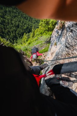 POV Tırmanan Taş Duvarından Bir Spor Tırmanışçısına Bakıyor