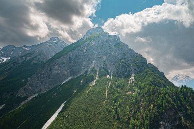 Muazzam Alp Dağı Gökyüzüne Yükseliyor