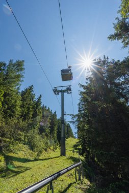 Sıcak ve güneşli bir yaz gününde teleferik kablosu yukarı yükseliyor.