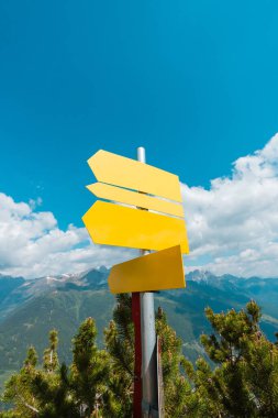 Dağ manzarasında Kılavuz Ok İşareti