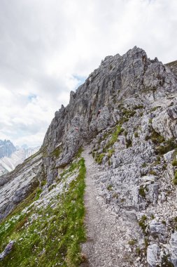Bulutlu bir günde, yüksek rakımlı bir dağda küçük bir yürüyüş yolu.