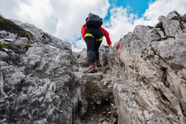 Dar Kayalık Dağ Yolunda Yürüyen Yürüyüşçü