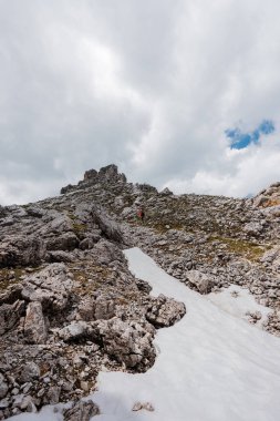 Bulutlu bir günde Rocky Dağı Zirvesine çıkan yürüyüşçü