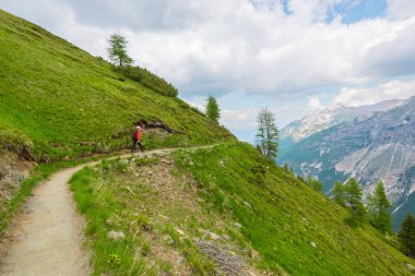 Bulutlu bir günde dik bir dağ yamacı boyunca Yürüyüş Yolu